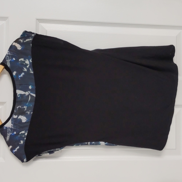 Dex Shell Top, XS Black with Blue and White Abstract Print, Short Sleeves - Picture 4 of 5